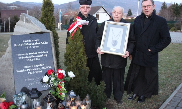 Przy kamieniu upamietniającym postać ks. Rudolfa Marszałka - (od lewej): ks. Tadeusz Krzyżak, Karol Tyc i ks. Stanisław Wójcik.