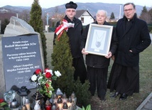 Przy kamieniu upamietniającym postać ks. Rudolfa Marszałka - (od lewej): ks. Tadeusz Krzyżak, Karol Tyc i ks. Stanisław Wójcik.
