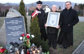 Przy kamieniu upamietniającym postać ks. Rudolfa Marszałka - (od lewej): ks. Tadeusz Krzyżak, Karol Tyc i ks. Stanisław Wójcik.