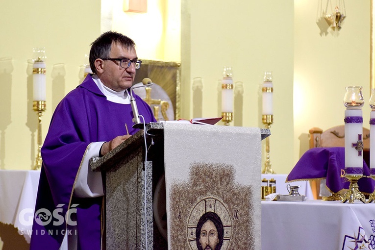 Ks. Janusz Michalewski w czasie Mszy św. na świdnickim osiedlu.