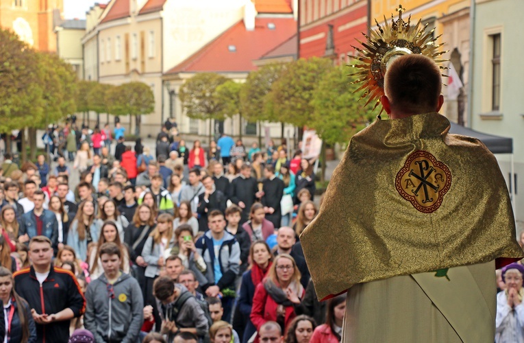 Niedziela Młodych odwołana, ale młodzież modli się za młodzież