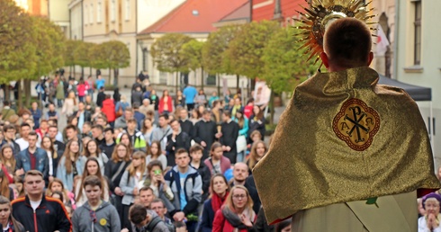 Niedziela Młodych odwołana, ale młodzież modli się za młodzież