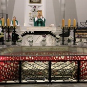 Sanktuarium św. Andrzeja Boboli pozostanie otwarte każdego dnia: w dni powszednie od 7.00 do 20.00, a w niedziele od 7.00 do 22.00, a w konfesjonałach będą dyżurowali kapłani.