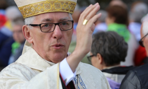 Abp Skworc do diecezjan: Zapewniam was o duchowej bliskości. Modlę się za was