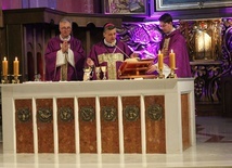 Od lewej: ks. Antoni Młoczek, bp Roman Pindel i ks. Piotr Góra w pierwszą niedzielę obowiązywania specjalnego komunikatu biskupa związanego z epidemią koronawirusa.