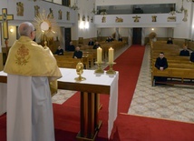 Kapłani obecni na wieczornym nabożeństwie otrzymują błogosławieństwo Najświętszym Sakramentem.