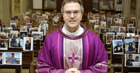 Czuł się nieswojo, odprawiając Msze w kościele bez wiernych. Poprosił parafian o przysłanie swoich zdjęć
