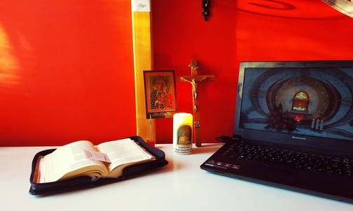 Widok księży odprawiających Mszę św. w prawie pustym kościele był dla mnie przejmujący