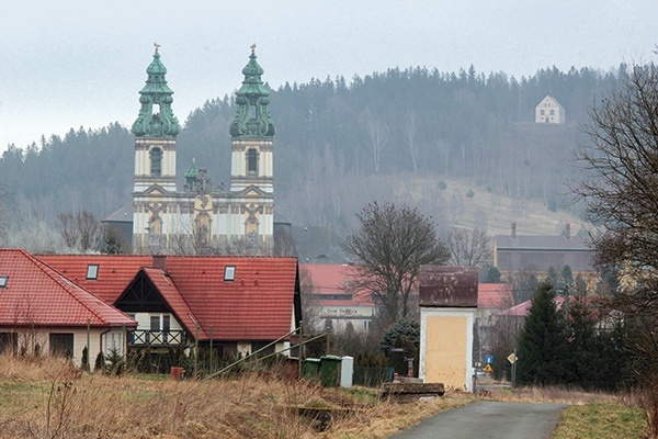 ▼	Kapliczki przed wiekami były daleko za wsią. Dzisiaj wieś zbliżyła się do kalwarii.