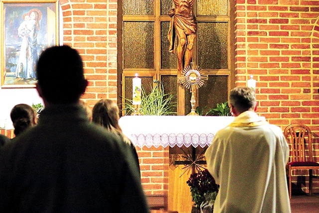 ▲	Biskup elbląski zachęca za episkopatem do wybierania bardziej indywidualnych form kultu religijnego.