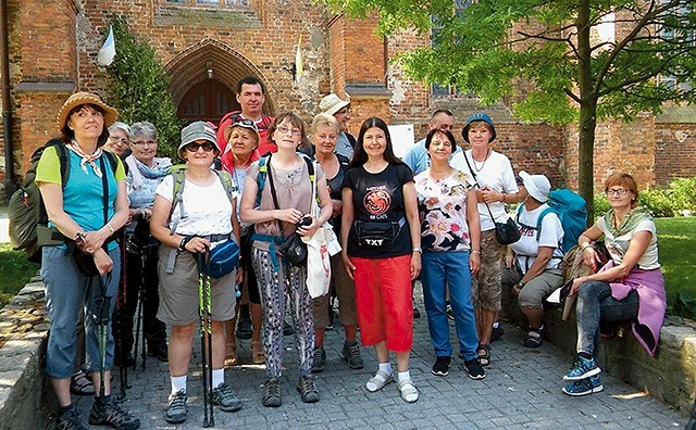 ▲	Nie zawsze idzie się samemu. Na odcinek wiodący z Darłowa pątniczka wyruszyła wraz ze sporą grupą innych pielgrzymów.