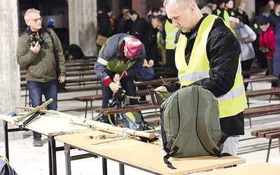 ▲	Oprócz dobrze wyposażonego plecaka na trasę zabieramy także krzyż. Najlepiej przygotowany własnoręcznie.