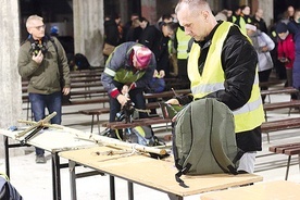 ▲	Oprócz dobrze wyposażonego plecaka na trasę zabieramy także krzyż. Najlepiej przygotowany własnoręcznie.