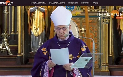 ▲	Biskup Jan Kopiec podczas Mszy św. w katedrze gliwickiej 15 marca, transmitowanej przez Telewizję Imperium.