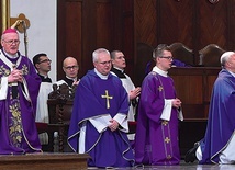 ▲	Podczas Eucharystii odśpiewano suplikację „Święty Boże, Święty mocny…”.