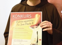 ▲	Bracia kapucyni przygotowali również plakaty informujące o konkursach dotyczących św. Jana Pawła II.