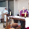 ▲	W transmitowanej z gorzowskiej kaplicy katedralnej Mszy św. uczestniczyły 22 osoby.
