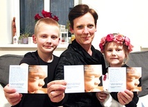 ▲	Pani Barbara z dwójką swoich dzieci: Wojtkiem i Antoniną. Więcej o tym, jak przystąpić do Duchowej Adopcji Dziecka Poczętego, na: zgg.gosc.pl.