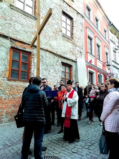 ▲	Od ponad 20 lat lubelska Starówka jest miejscem modlitw o trzeźwość.