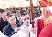 ▲	Arcybiskup Henryk Nowacki udziela sakramentu w dębickiej parafii św. Jadwigi.