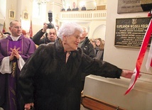 ▲	Tablicę w dębickim kościele św. Jadwigi odsłoniła siostrzenica ks. A. Niwy – Maria Dubrawska. Obok ks. Marcin Krępa, który co roku uczestniczy w Katyńskim Marszu Cieni w Warszawie jako cień ks. Niwy.