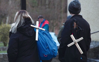 ▲	Charakterystyczne dla EDK są wędrówka w ciszy,  a także własnoręcznie wykonany krzyż.