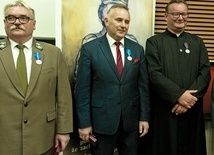 ▲	Uhonorowani prezydenckimi i ministerialnymi nagrodami. Od lewej Romuald Zblewski, Mariusz Birosz i ks. Jarosław Wąsowicz.