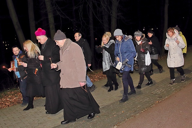 ▲	Pielgrzymi spotkali się na parkingu przy szpitalu i stąd przeszli ze świecami do maryjnego sanktuarium.