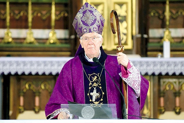 ▲	Biskup Ignacy Dec w czasie jednej z wielkopostnych liturgii.