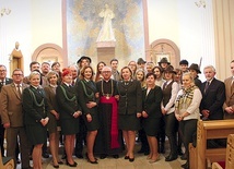 ▲	Diany z kapelanem ks. kan. A. Łukiewiczem i zaproszonymi gośćmi w kaplicy ośrodka „Emaus”.