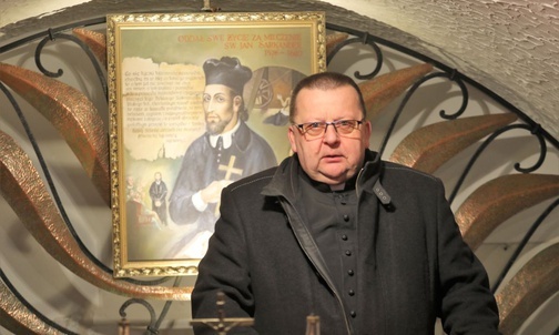 Ks. kan. Witold Grzomba w kaplicy w domu urodzenia św. Jana Sarkandra w Skoczowie.
