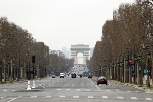 Puste paryskie ulice w drugim dniu kwarantanny