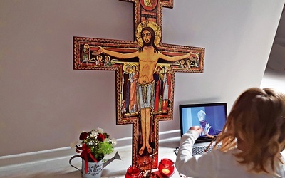 W związku z wydanymi przez biskupów zaleceniami większość Polaków uczestniczyła w niedzielnej Mszy św. za pośrednictwem telewizji, radia lub internetu. 
15.03.2020 Katowice