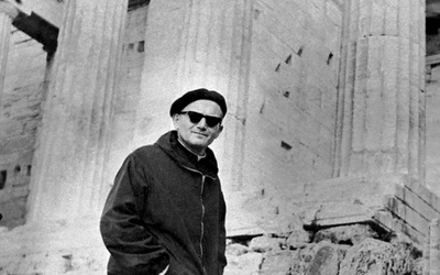 Bp Karol Wojtyła na ateńskim Akropolu w 1946 r.