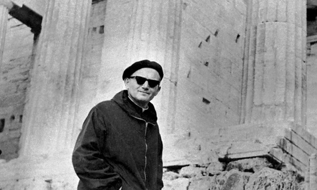 Bp Karol Wojtyła na ateńskim Akropolu w 1946 r.