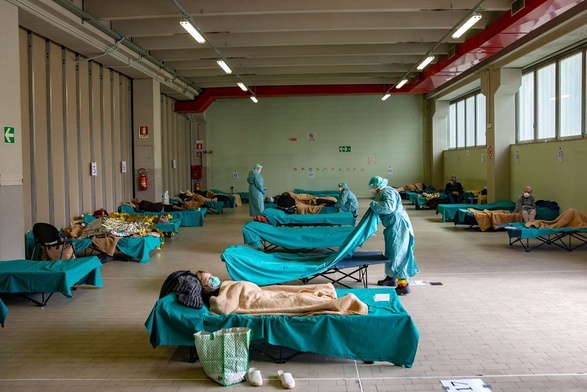 Szpital Jana XXIII to duży obiekt w Bergamo, w którym w wiosennym szczycie epidemii konieczne było tworzenie polowych sal chorych.