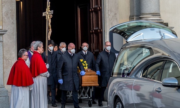 Włochy: Mężczyźni umierają na Covid-19 dwukrotnie częściej niż kobiety