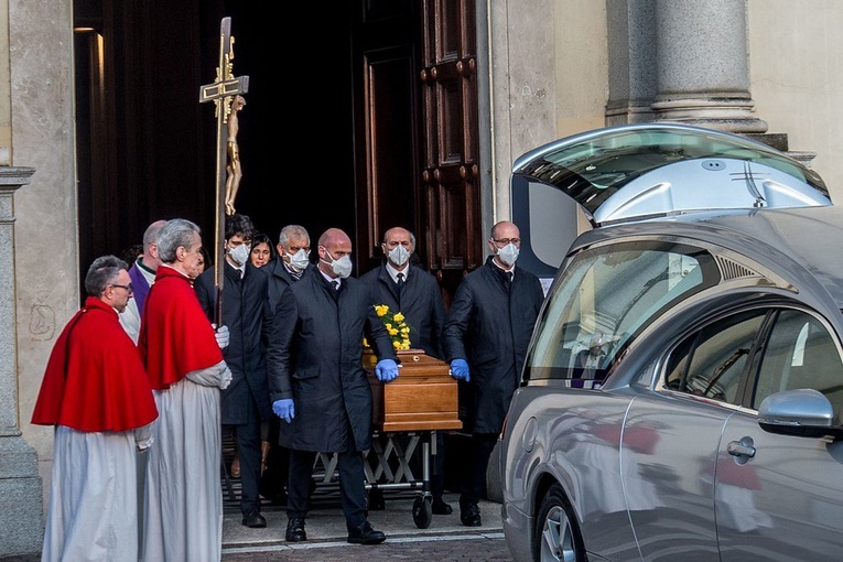 Włochy: Mężczyźni umierają na Covid-19 dwukrotnie częściej niż kobiety