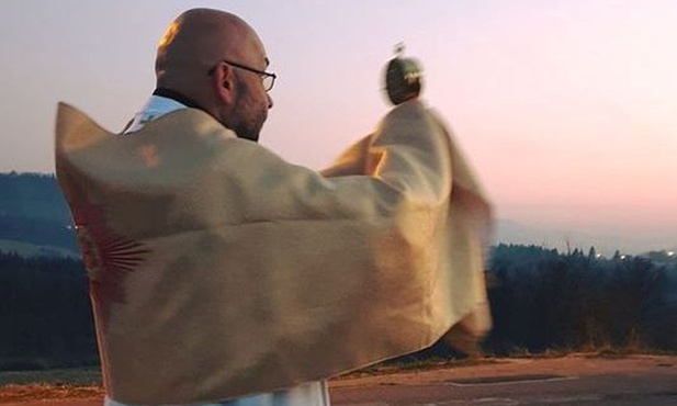 O. Bogdan Kocańda OFM Conv. z Najświętszym Sakramentem.