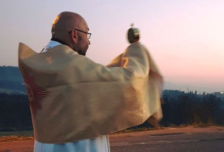 O. Bogdan Kocańda OFM Conv. z Najświętszym Sakramentem.