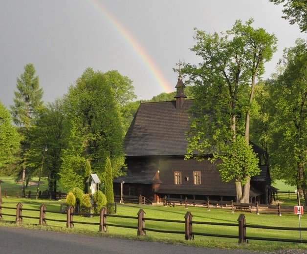 Barokowa drewniana świątynia należy do jednych z piękniejszych w diecezji.