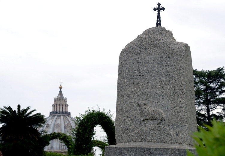 Kamienny monument przypominający o krzyżu na Giewoncie, ustawiony w Ogrodach Watykańskich z woli św. Jana Pawła II w 2001 r. W tle kopuła bazyliki św. Piotra.