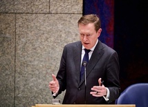 Minister zdrowia Holandii rezygnuje po omdleniu w parlamencie