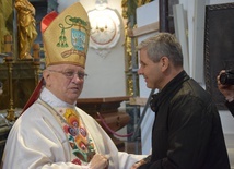 Co roku wierni odwiedzają bp. Józefa z kwiatami i życzeniami. W tym roku pamiętali o nim w modlitwie, a życzenia składali przez telefon.