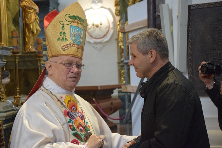 Co roku wierni odwiedzają bp. Józefa z kwiatami i życzeniami. W tym roku pamiętali o nim w modlitwie, a życzenia składali przez telefon.