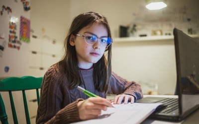 Nauka na laptopie - ten pomysł może spodobać się wielu uczniom.