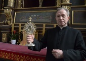 Ks. Mirosław Nowak z relikwiarzem, który znajduje się w Kaplicy Kochanowskich.