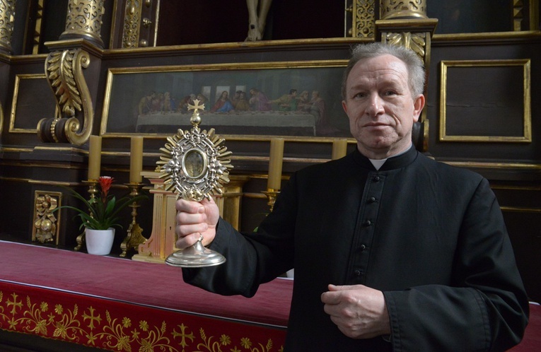 Ks. Mirosław Nowak z relikwiarzem, który znajduje się w Kaplicy Kochanowskich.
