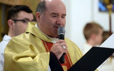 Ks. Witold Baczyński w czasie jednej z uroczystości parafialnych. 