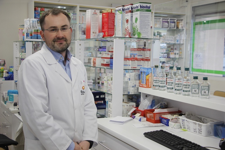 Farmaceuci z Jaktorowa są gotowi pomóc pacjentom w otrzymaniu środka dezynfekującego.